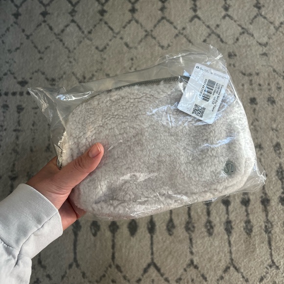 Lululemon Everywhere Ivory Fleece belt bag NWT - Picture 2 of 7